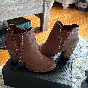 Heeled brown boots